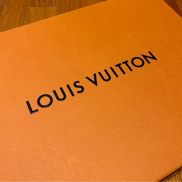 Louis Vuitton Gift Box Magnetic Closure - Picture 3 of 8